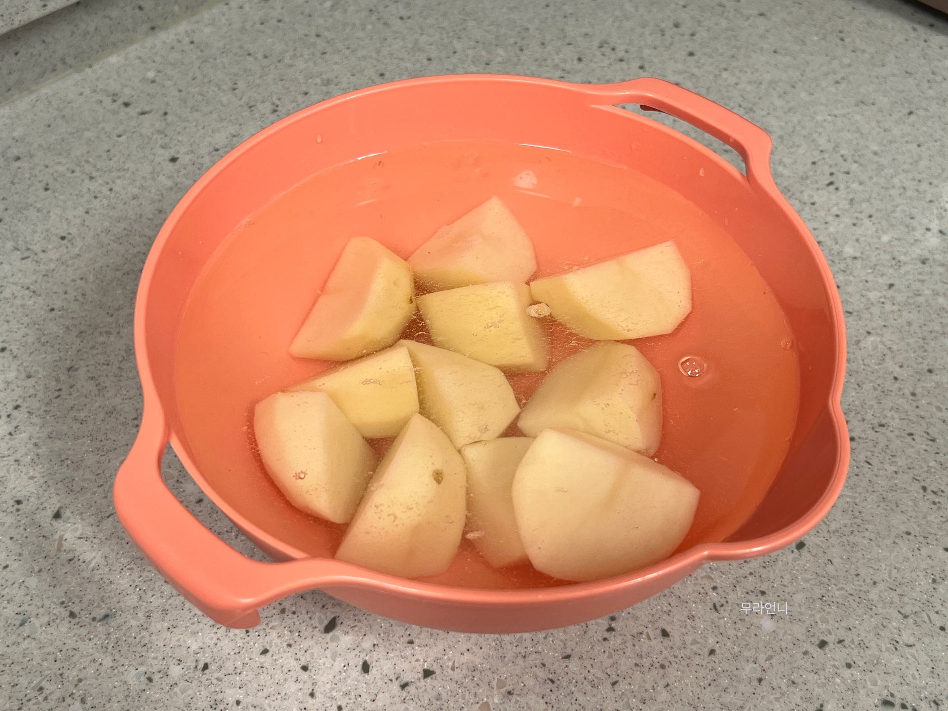 찬물에 담가 전분기 빼주기