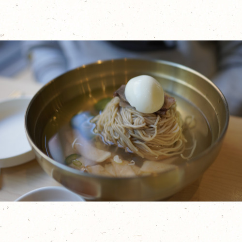 서울 평양냉면집에서 정갈하게 담긴 냉면 사진