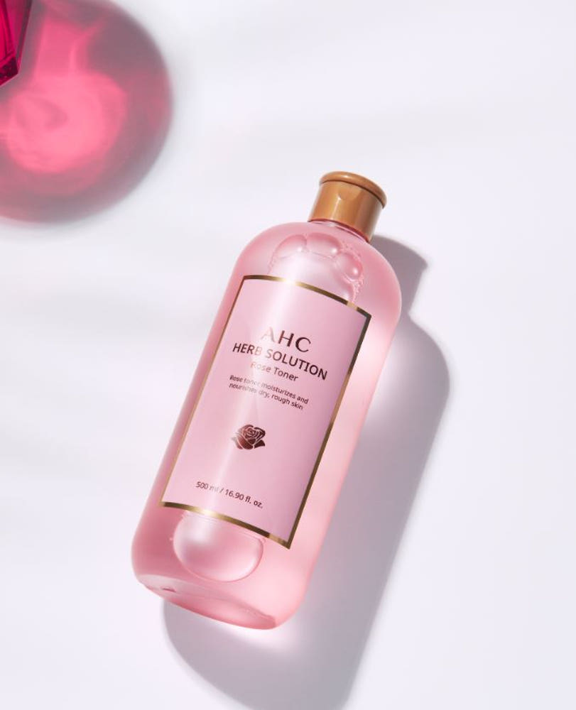 장미향 가득한 AHC 로즈 토너 500ml, 촉촉함과 저자극 사용감까지 확인해보세요