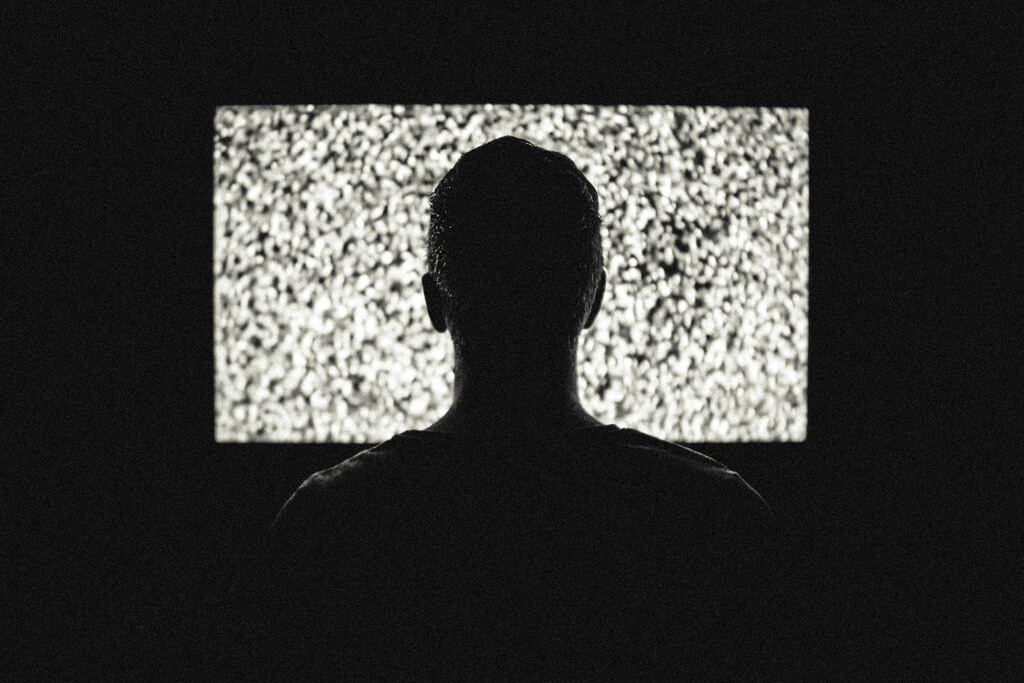 밤에-혼자-TV보는-남성