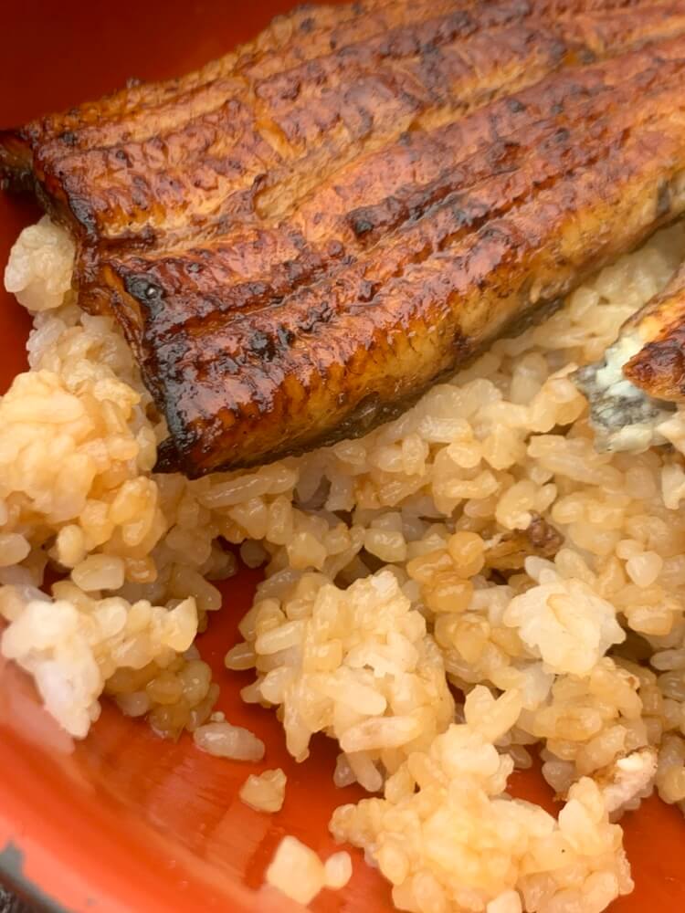 간이 되어있는 장어덮밥의 밥