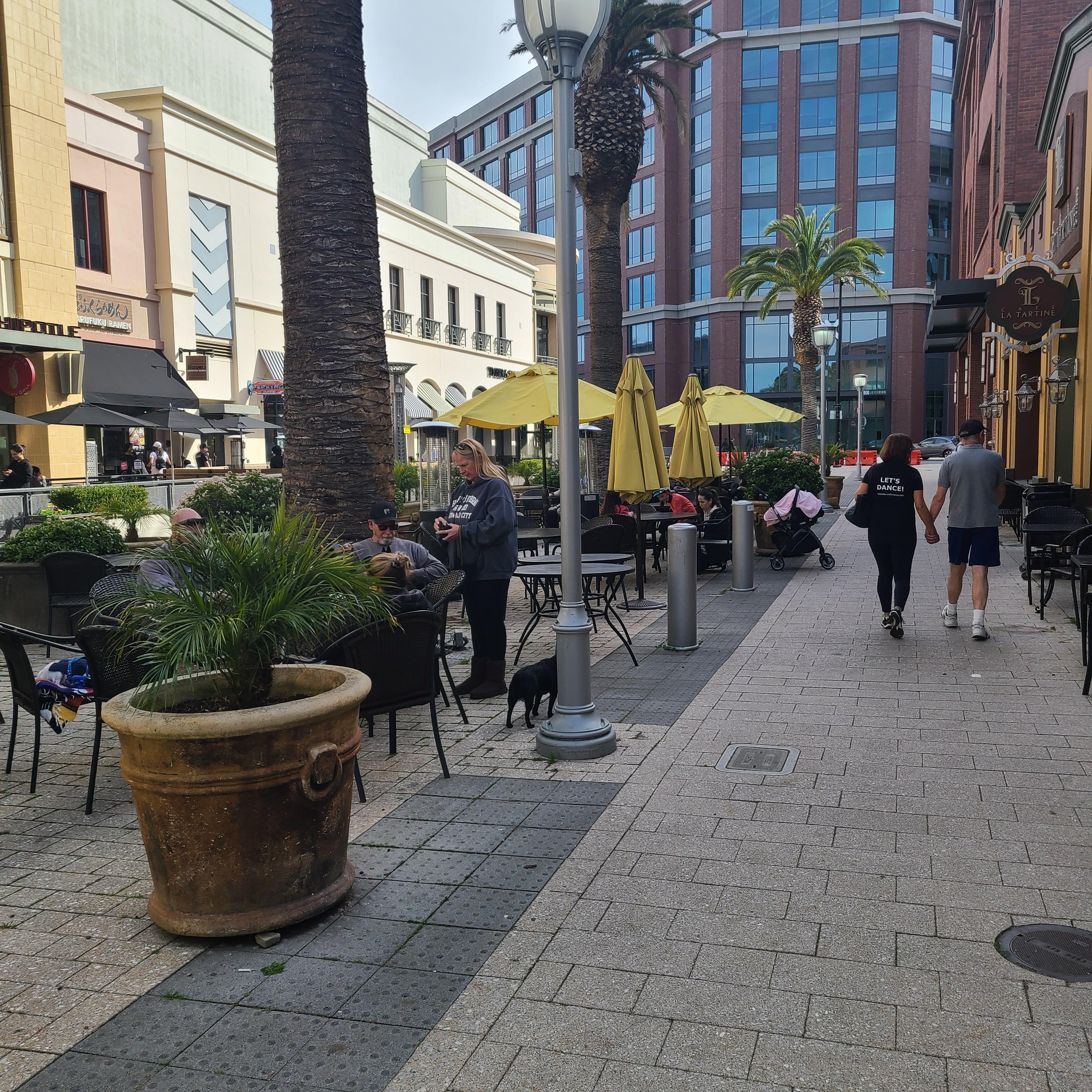 라 타틴 (Cafe La Tartine)의 야외 테이블