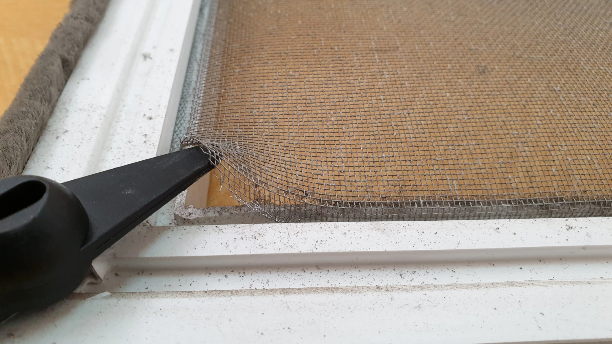 방충망 빼는 모습