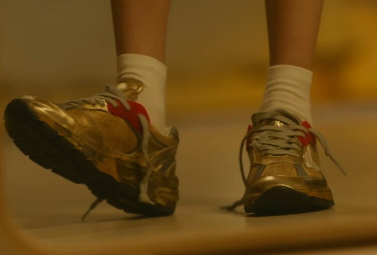 이나가 선물로 받은 신발을 신음