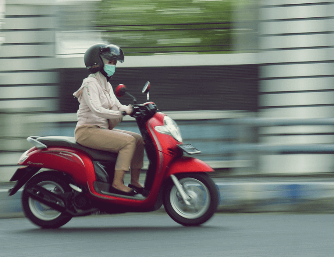 주행중인-빨간-오토바이-한대