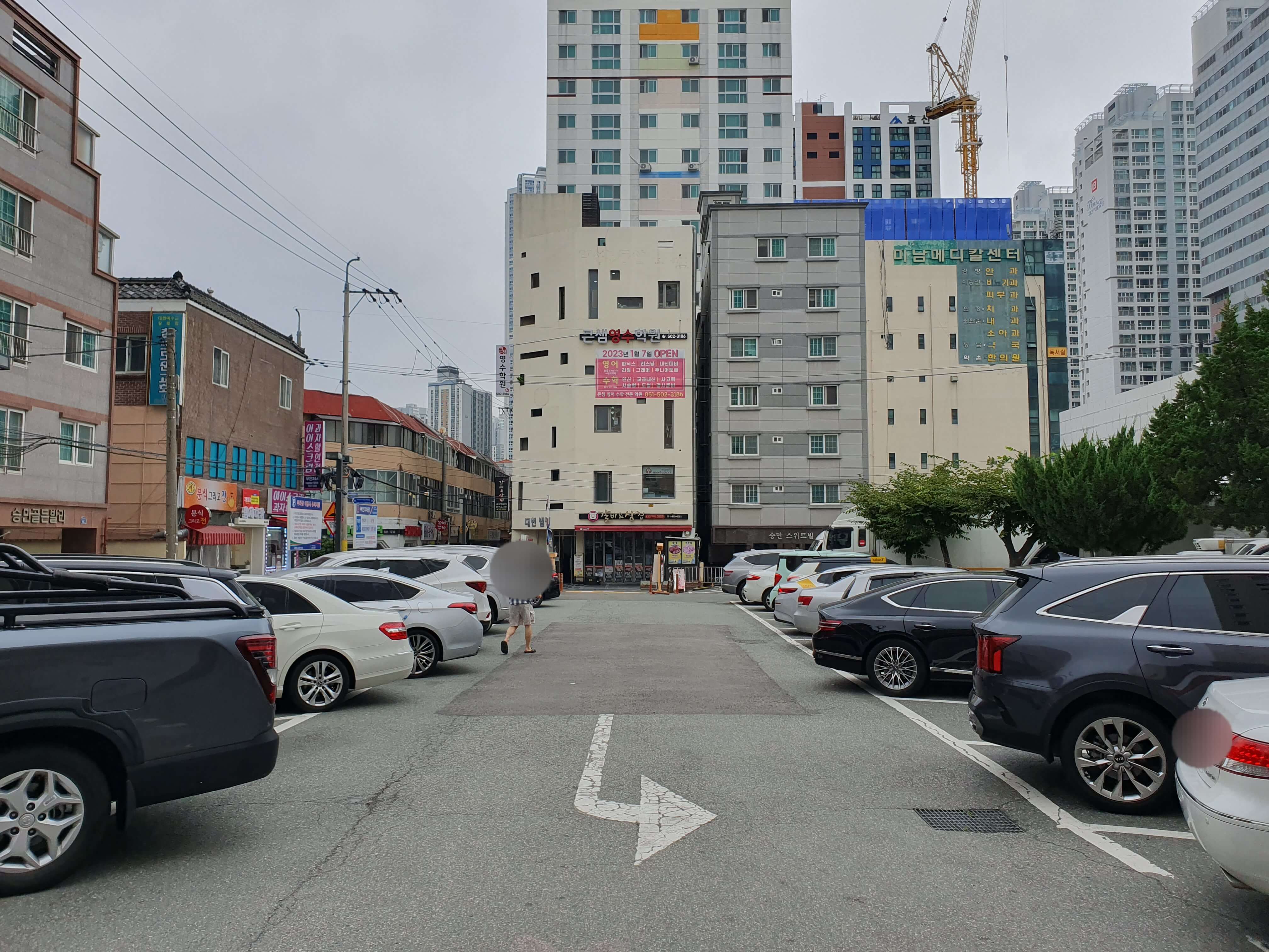 탑마트 온천점 주차장 모습