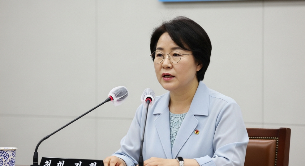 마이크 앞에서 발언하는 국회의원