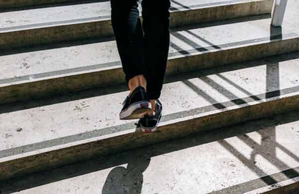 계단-오르는-사람