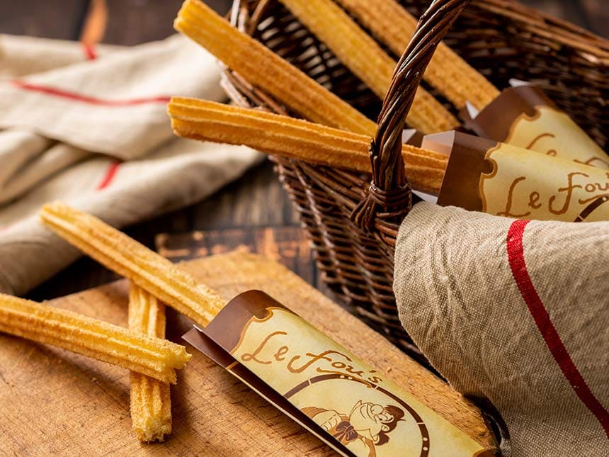 츄러스가 바구니와 바닥에 놓여져 있는 사진