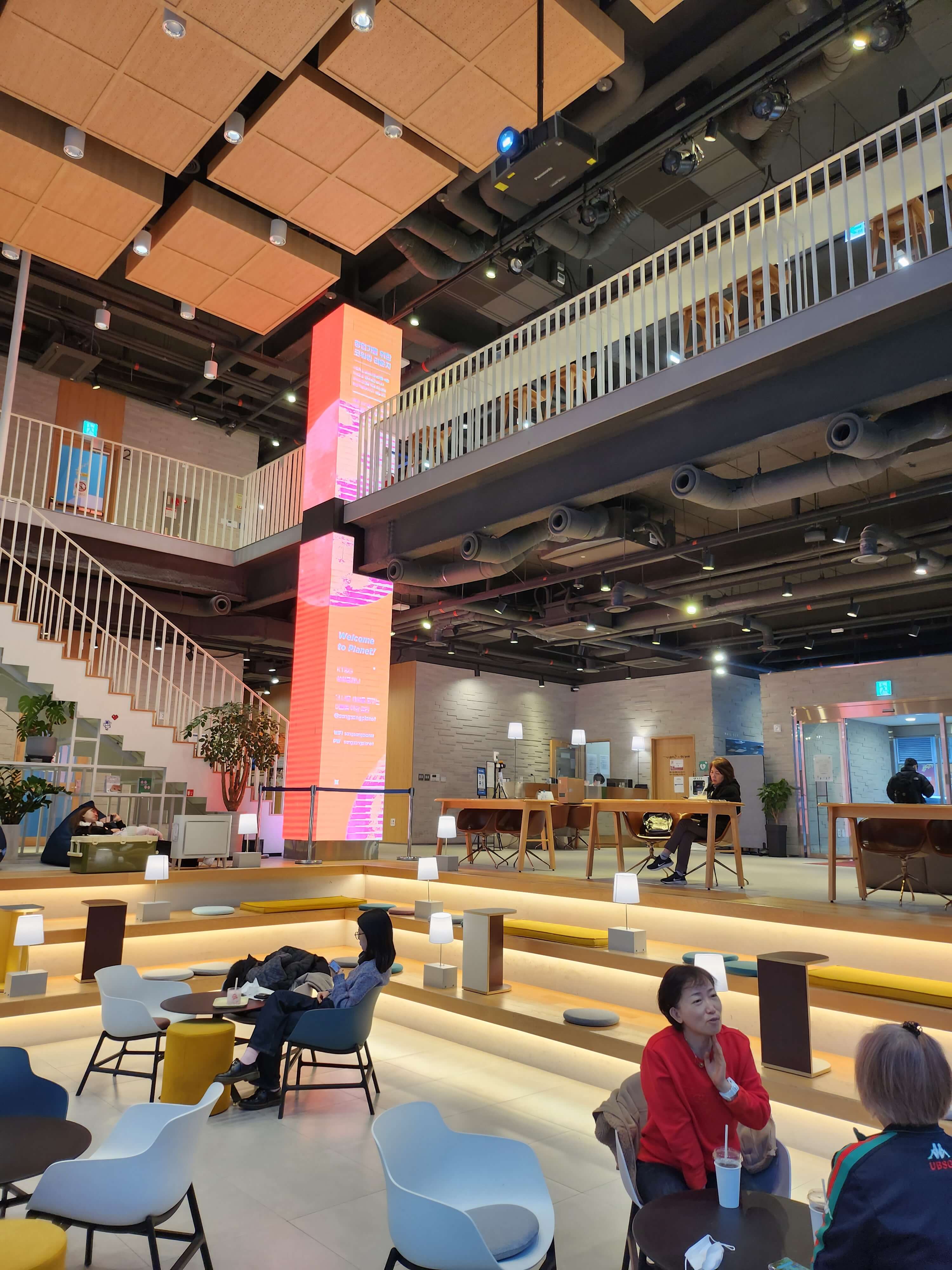 위스탠커피 넓은 실내 공간