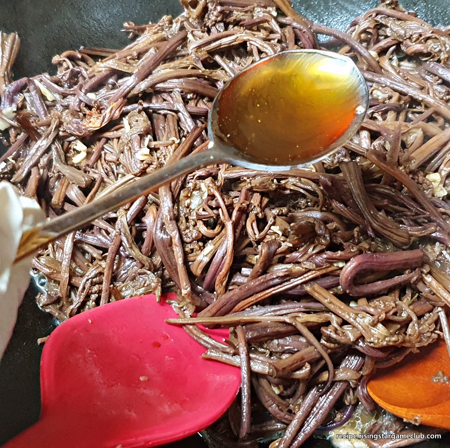 볶아진 고사리나물에 참기름을 두르는 사진