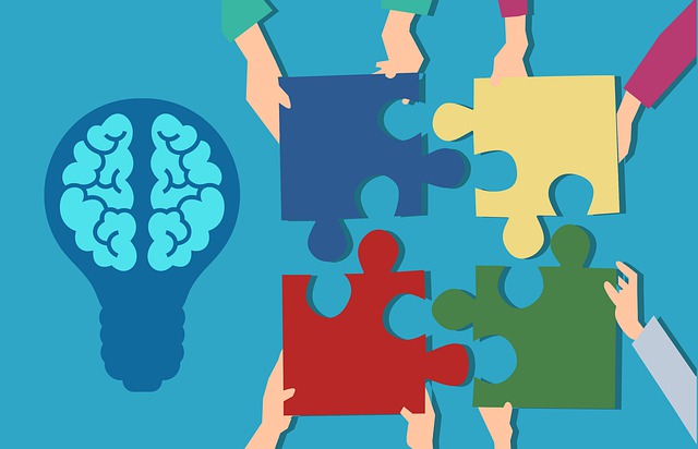 파란색배경-뇌와-전구그림-옆에-사람들이-퍼즐을-들고-맞추는-그림