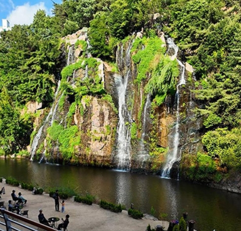 서울 도심 속 인공폭포 명소에서 여름 즐기기