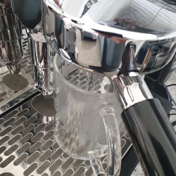 에스프레소 추출 루틴: 맛있는 에스프레소를 추출하기 위해 필요한 것들_물 흘리기