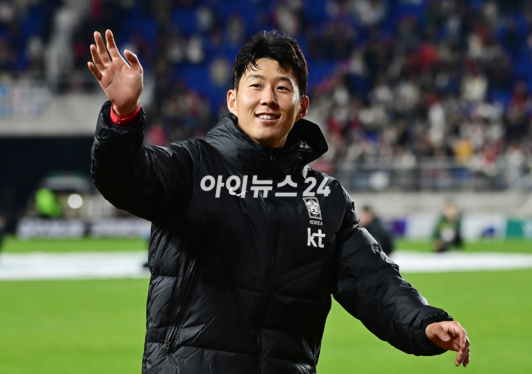 클린스만 감독이 이끄는 한국 축구대표팀은 17일 수원월드컵경기장에서 열린 베트남과 평가전에서 6-0 대승을 거뒀다.손흥민이 팬들에게 인사를 하고 있다. [사진=곽영래 기자]