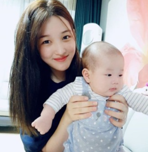 율희와 세 자녀 사진│첫째 아들 재율&amp;#44; 쌍둥이 딸 아윤&middot;아린