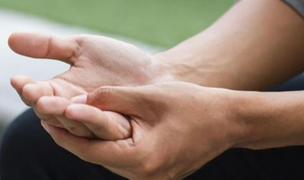 엄지손가락으로-손바닥-누르는-모습