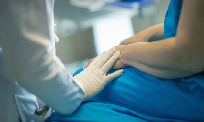 미국에서 안락사(의사조력자살)를 합법화한 주는 오리건, 워싱턴, 몬태나, 버몬트, 캘리포니아, 콜로라도, 하와이, 뉴저지, 메인, 뉴멕시코, 델라웨어, 워싱턴 D.C.이며, 뉴욕주는 현재 주지사 서명만 남은 상태입니다. 의사가 안락사에 대해 설명하고 있음