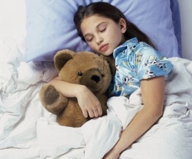 숙면을하고있는 여자아이 이미지