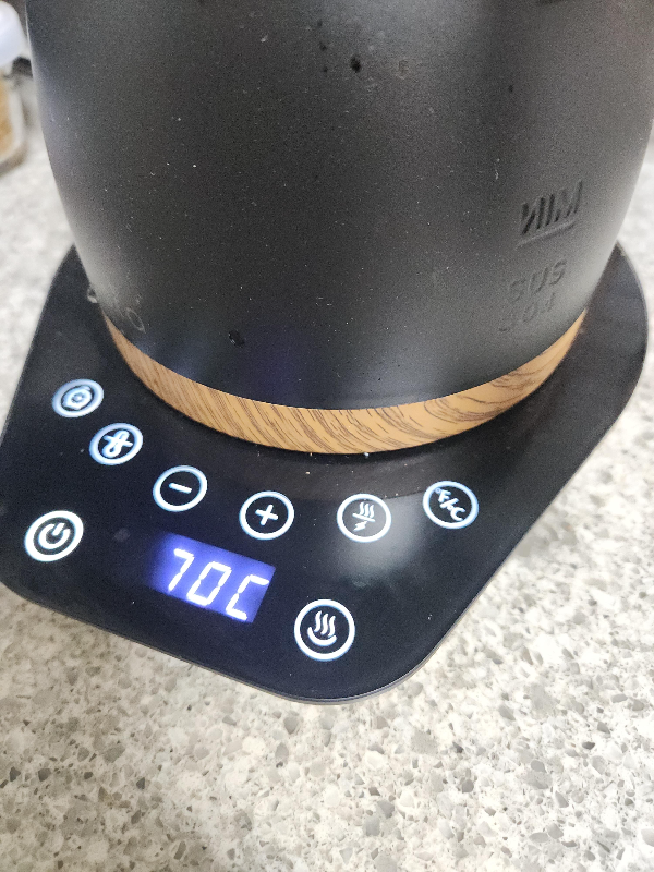 브뤼스타에 물을 끓이는 모습 70℃ 가르키고 있다.