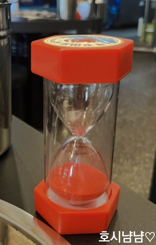쭈꾸미도사 하남시청점 모래시계 &ndash; 쭈꾸미 맛있어지는 3분 타이머