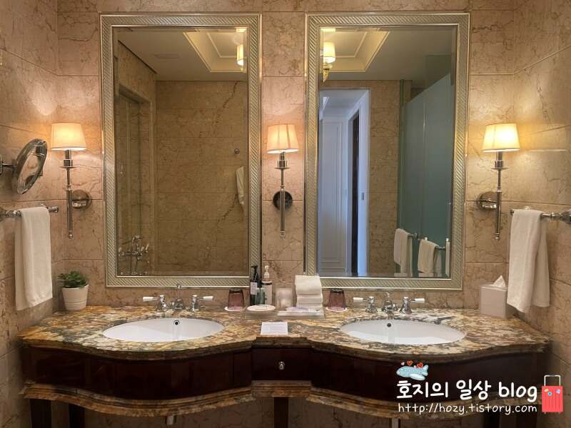 싱가포르 세인트레지스 디럭스 트윈룸 욕실 세면대