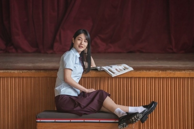 다리를 꼬고 편하게 앉아있는 신예은 배우