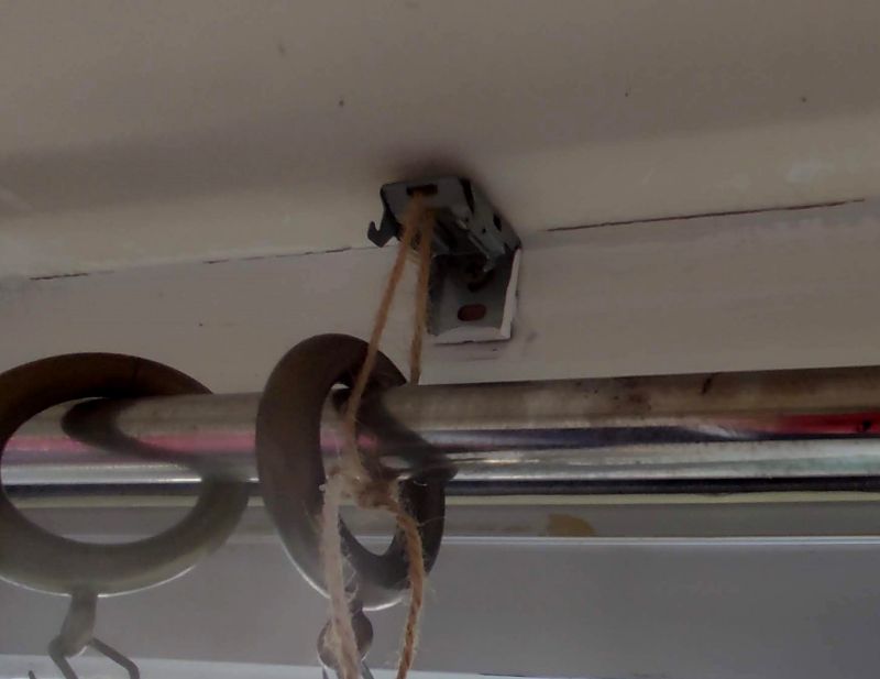 기존에 있던 블라인드 철물에 마끈을 이용하여 압축봉을 달아준 사진