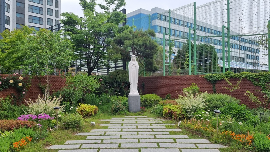 동작동성당 성모동산