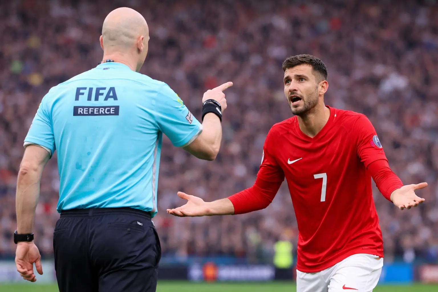 경기 중 심판의 판정에 항의하는 축구 선수