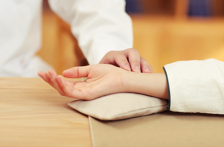 맥박수 재는 모습