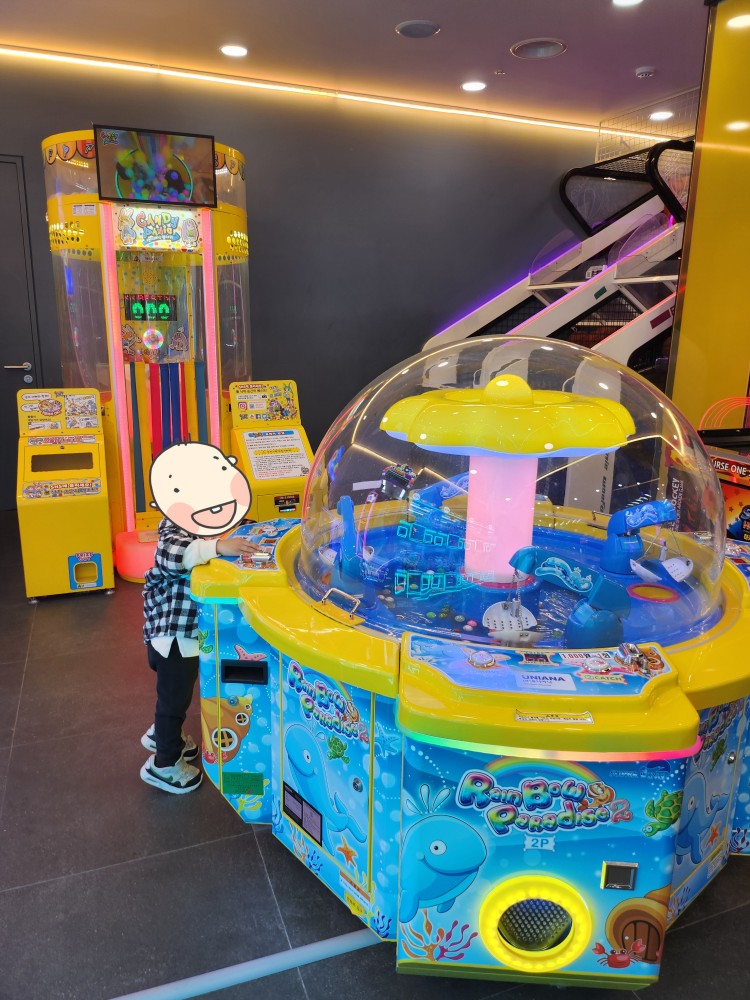 게임기 앞의 아이