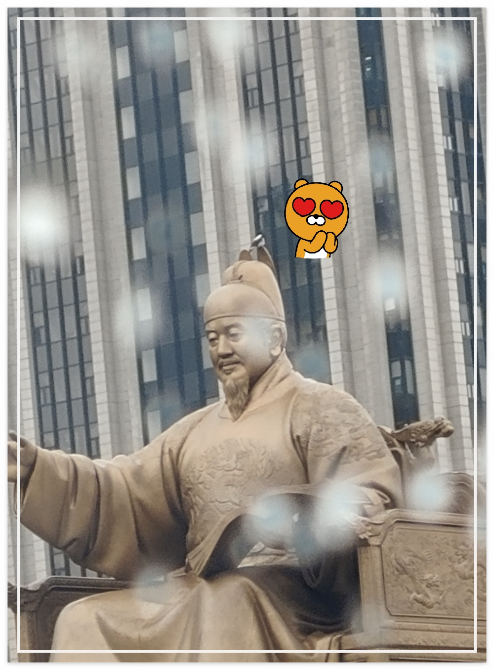 청운효자동-주민센터로-주민센터-우산-찾으러-가는-길에-만난 '세종대왕-동상;-까치가-임금님-'익선관'에-앉아-있다😅