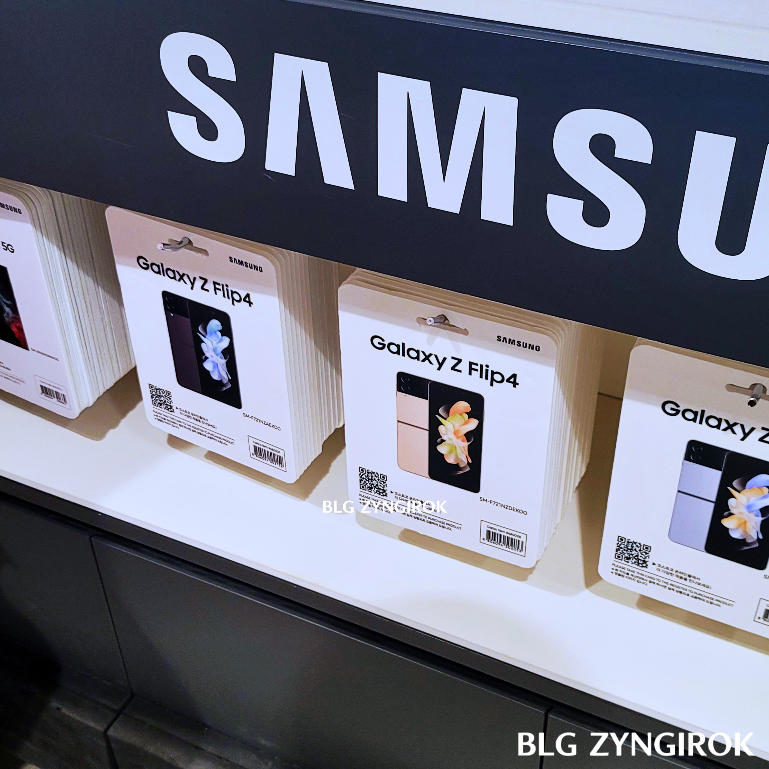 제품-구매시-사용하는-바코드판들이-매대-밑부분에-걸려있다.