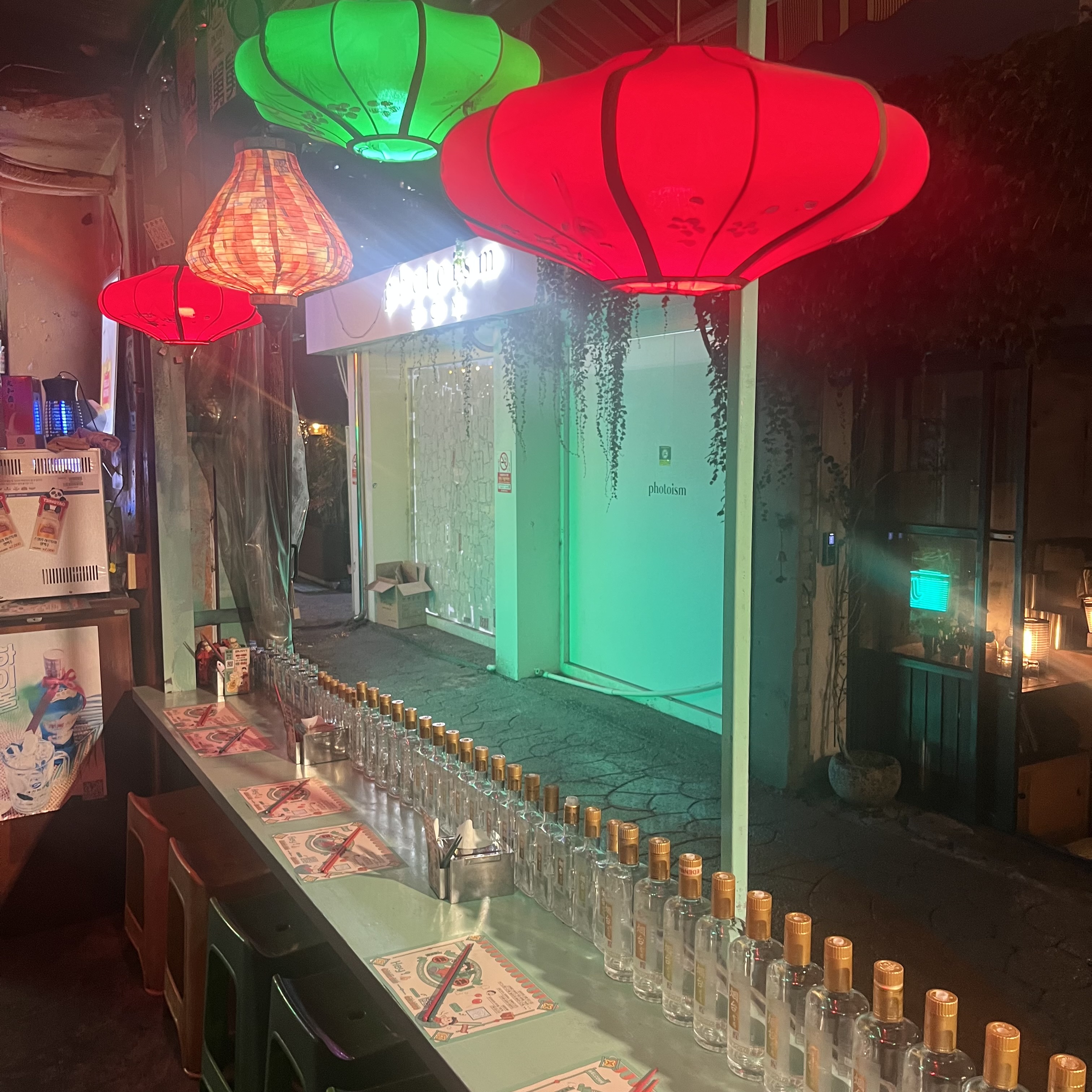 창가를 꾸며놓은 빈병들