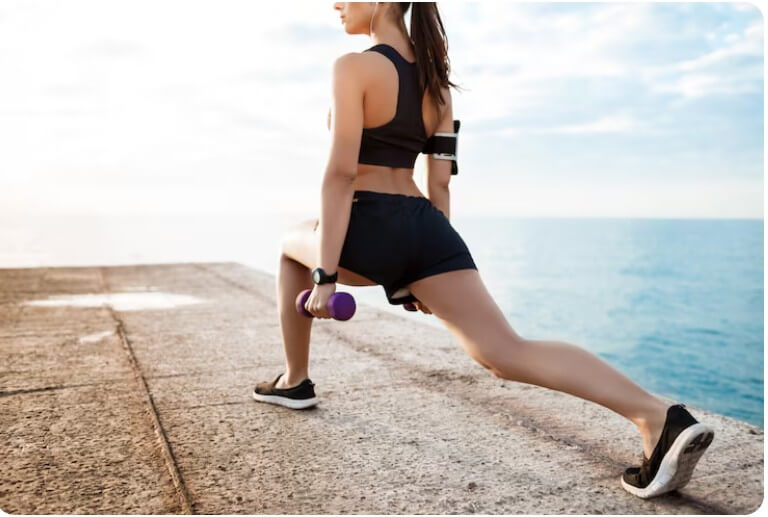 체력 증진을 위해 건강한 모습으로 운동하는 모습