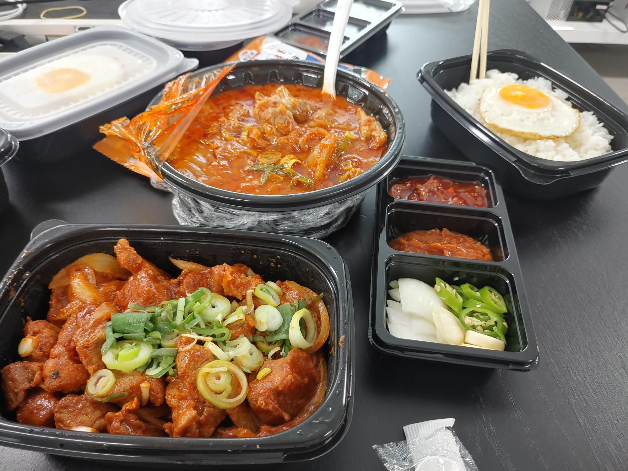 제육볶음과 김치찌개