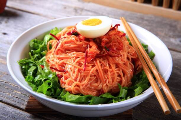 비빔국수 &amp; 가메(Gamay) 와인 페어링｜산뜻함을 입은 한 그릇의 하모니