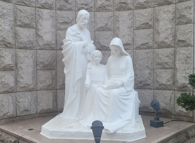 경기도 의정부 주교좌성당 안에 있는 성가정 상입니다.