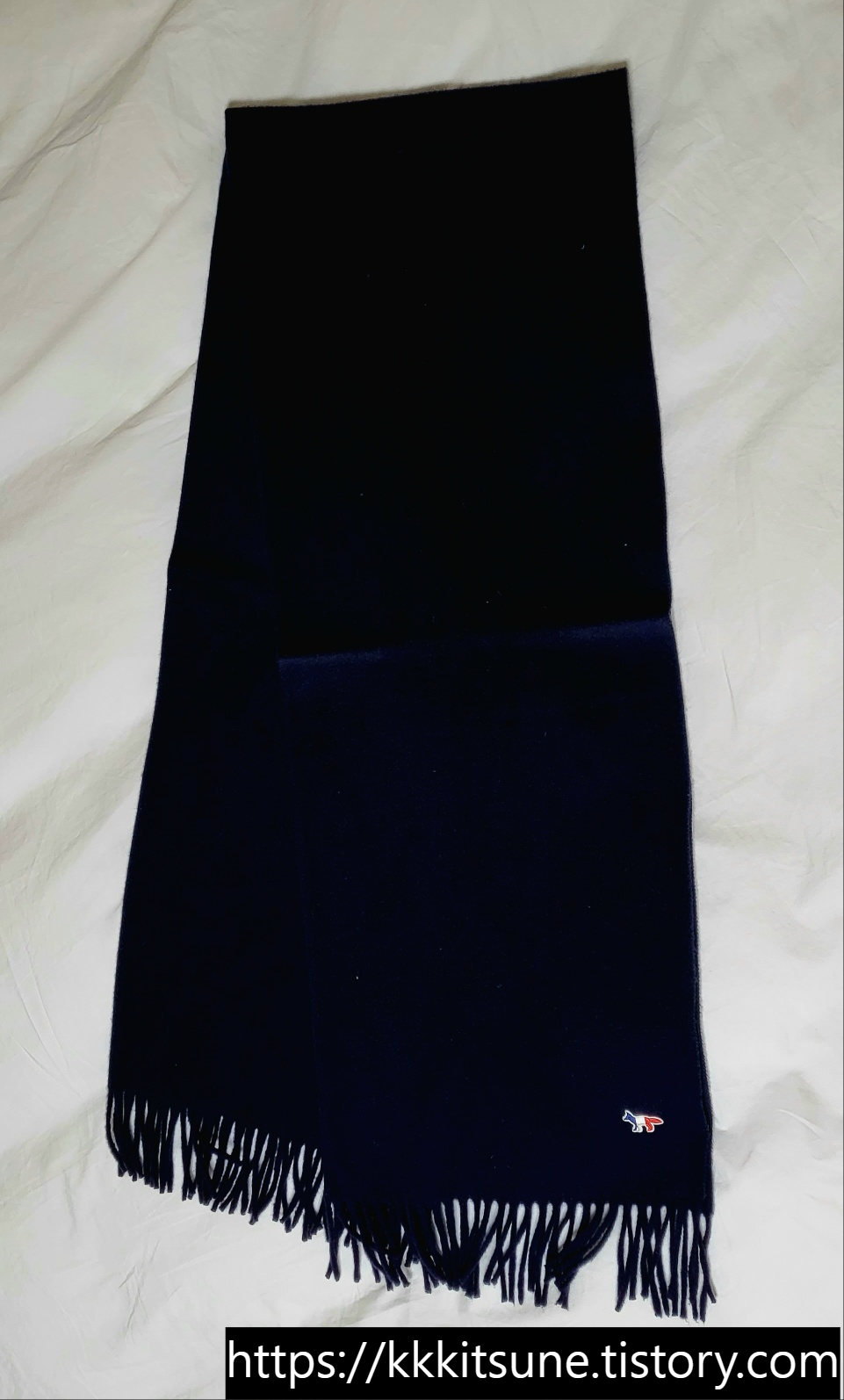 메종키츠네 폭스 패치 목도리 네이비 컬러 남색 길게 펼친 모습