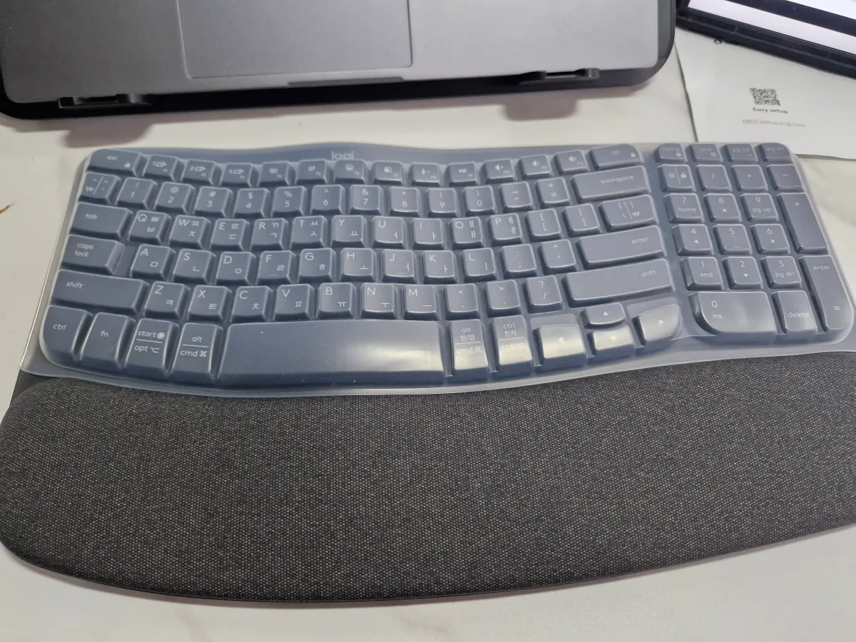 식탁위에-놓여져-있는-인체공학-키보드