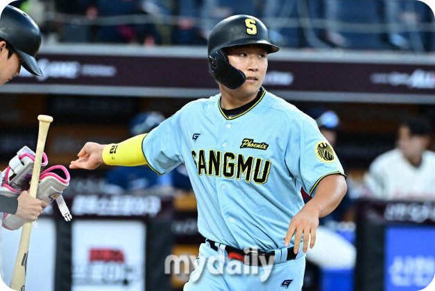 11일 대전 한화생명 볼파크 야구장에서 열린 2025 신한 SOL뱅크 KBO 올스타 프라이데이' 남부 올스타(상무&middot;KT&middot;삼성&middot;NC&middot;롯데&middot;KIA) - 북부 올스타(한화&middot;SSG&middot;LG&middot;두산&middot;고양 히어로즈) 경기. 남부 류현인(상무)이 4회초 2사 2루에 볼넷 출루하고 있다. [사진=마이데일리]