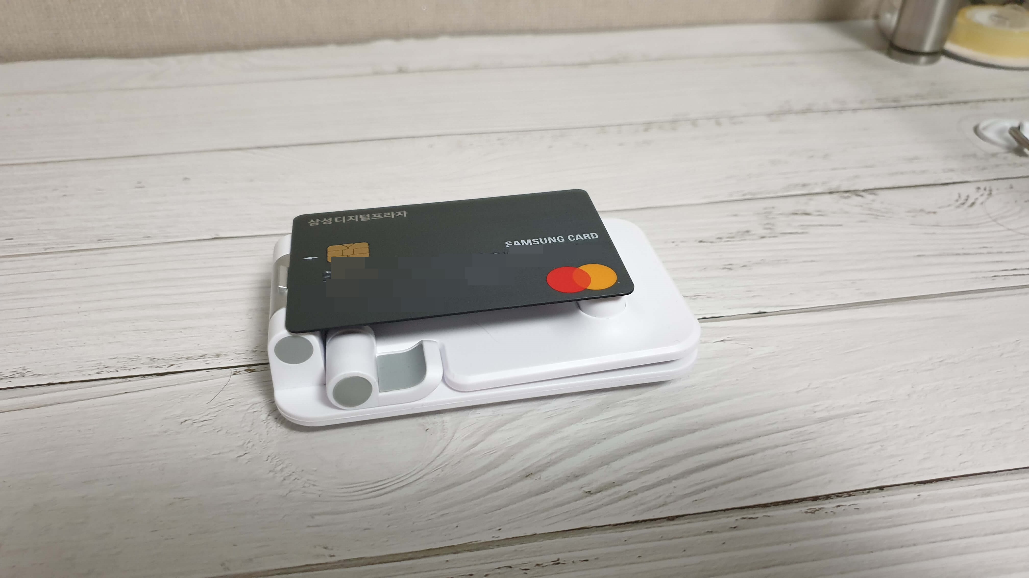카드와-비교한-사진