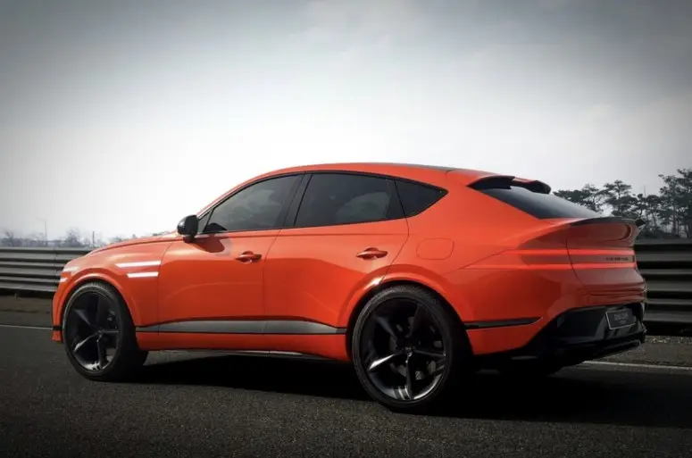 제네시스 쿠페 측면