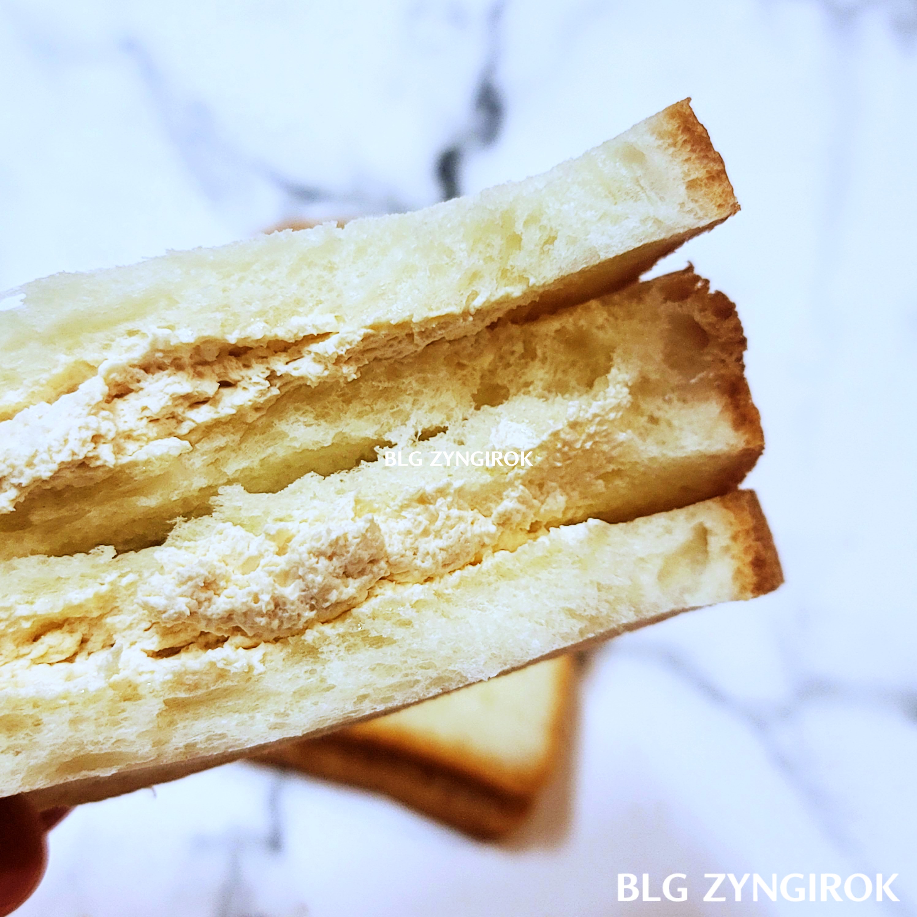 텐타몬의-땅콩샌드를-반가른-모습이다.-땅콩그림이-가득들어있는-모습이다.