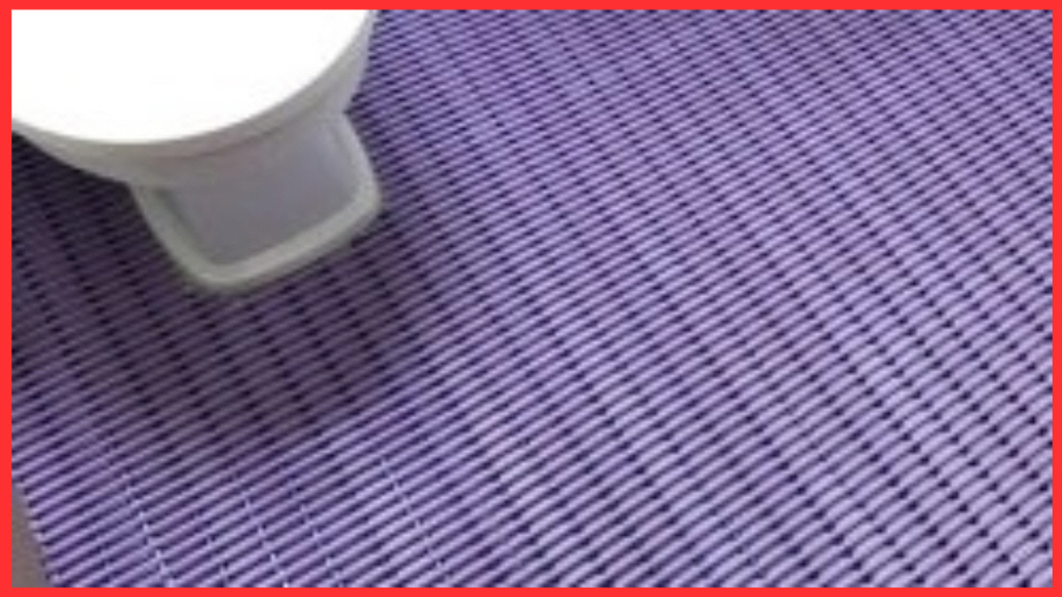 욕실 변기 앞 미끄럼 방지 매트 설치 모습, 실버세대 낙상 예방