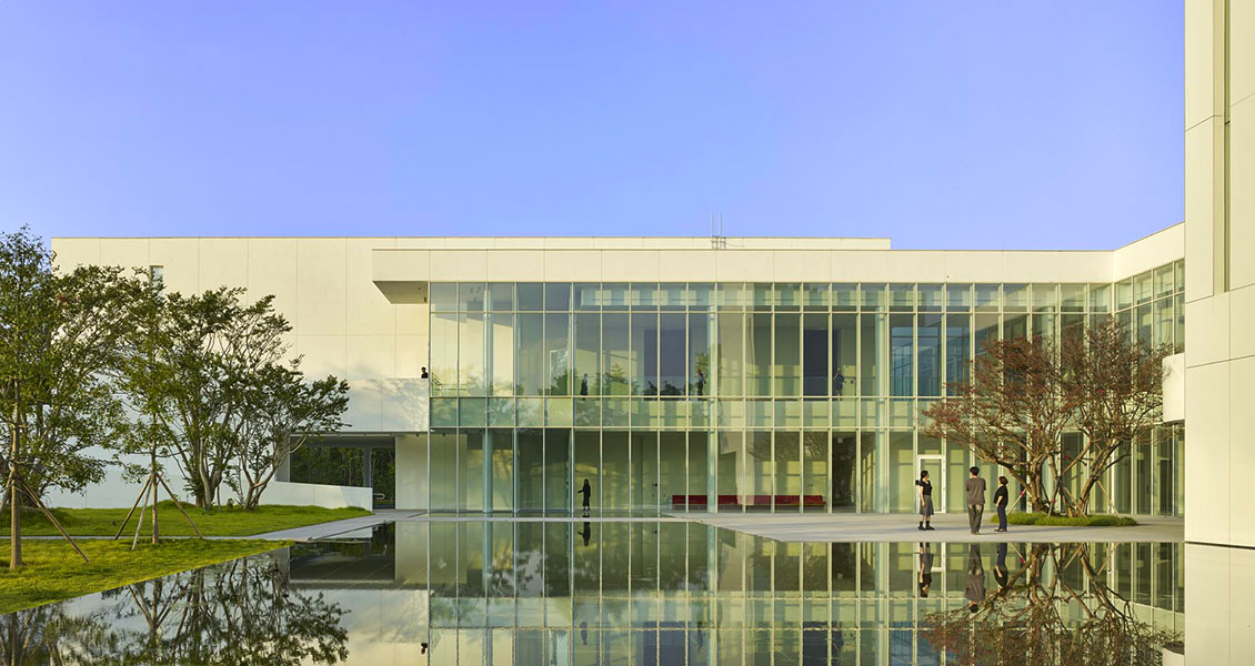 강릉 소나무 숲 속에 위치한 리차드 마이어 설계의 강릉시립미술관 솔올 외관