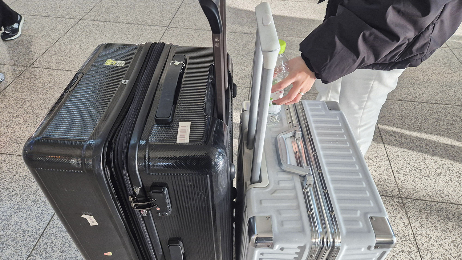 캐리어 든 사진