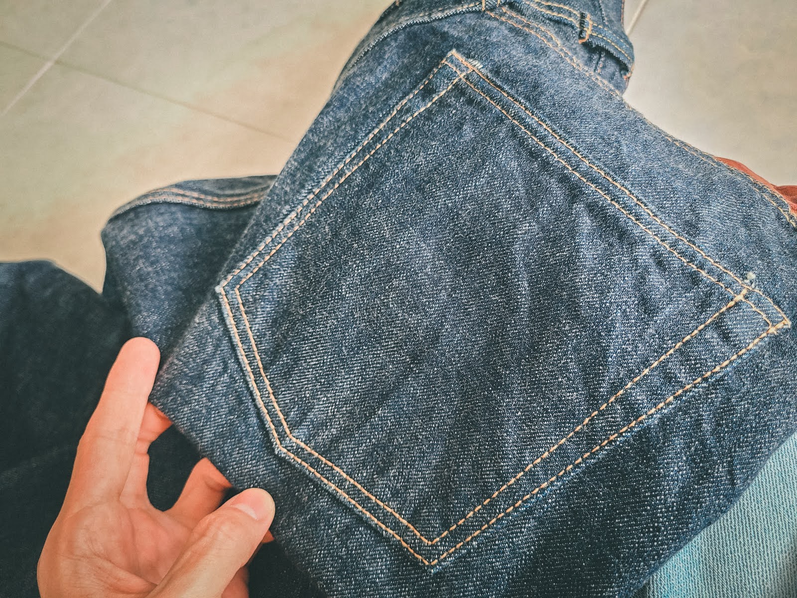 단단한 오각형 형태의 백 포켓