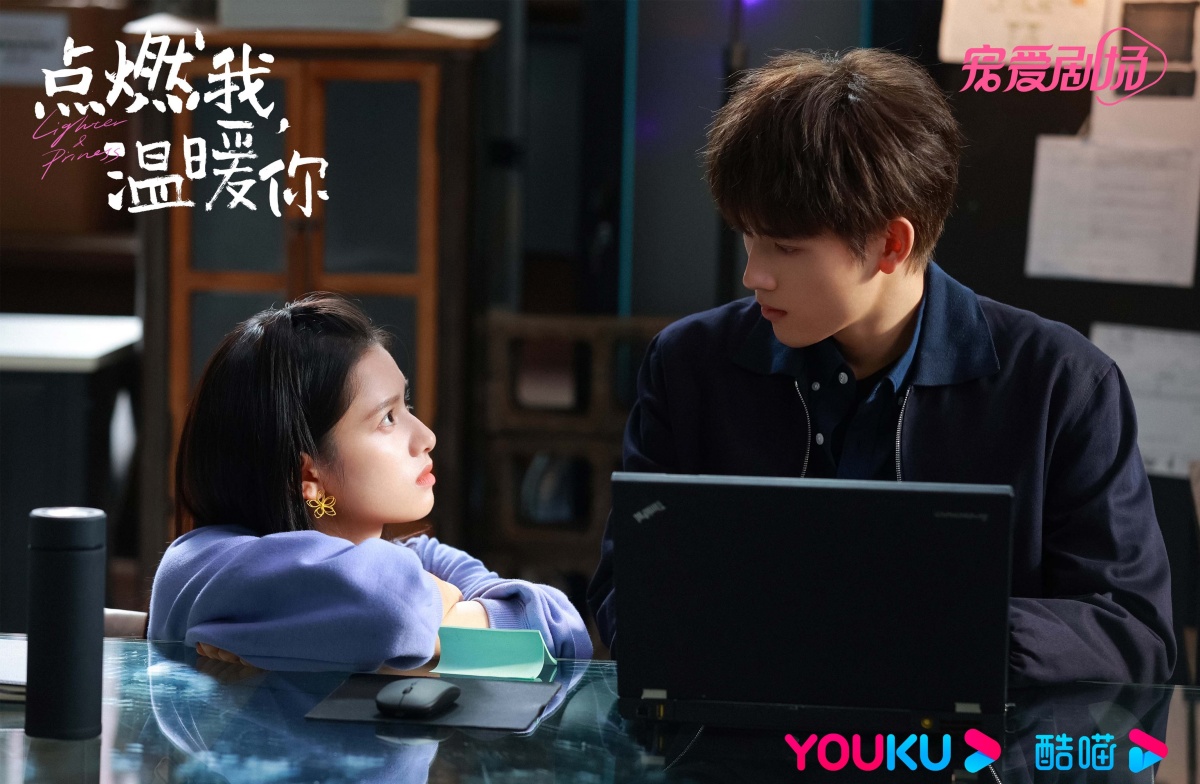 점연아온나니-진비우와 장정의-책상에서 이야기하는 모습